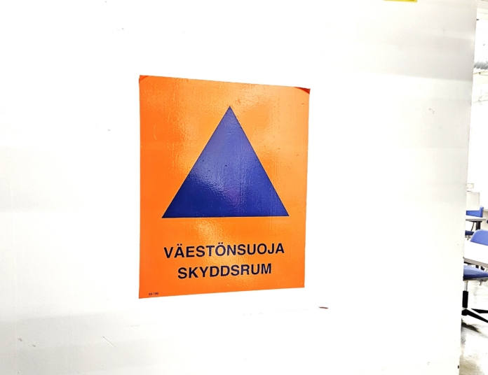 Väestönsuoja merkki ovessa