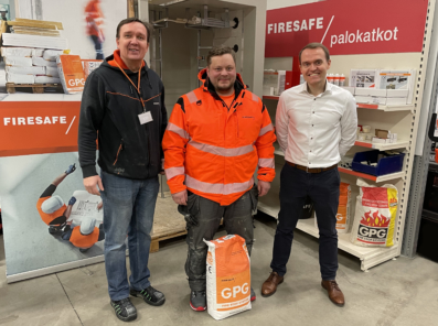 Kuvassa vasemmalla Ora Meckelburg (Firesafe Oy:n rakenteellisen liiketoiminta-alueen vetäjä), keskellä Mikko Juutilainen (Palokatkoässät Oy:n toimitusjohtaja), oikealla Lauri Laine( Firesafe Oy:n toimitusjohtaja)